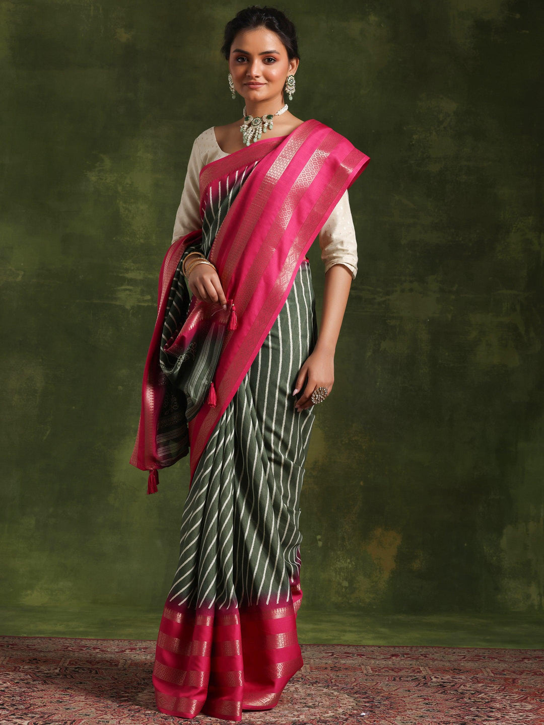 Green Printed Silk Blend Saree With Unstitched Blouse Piece - Libas