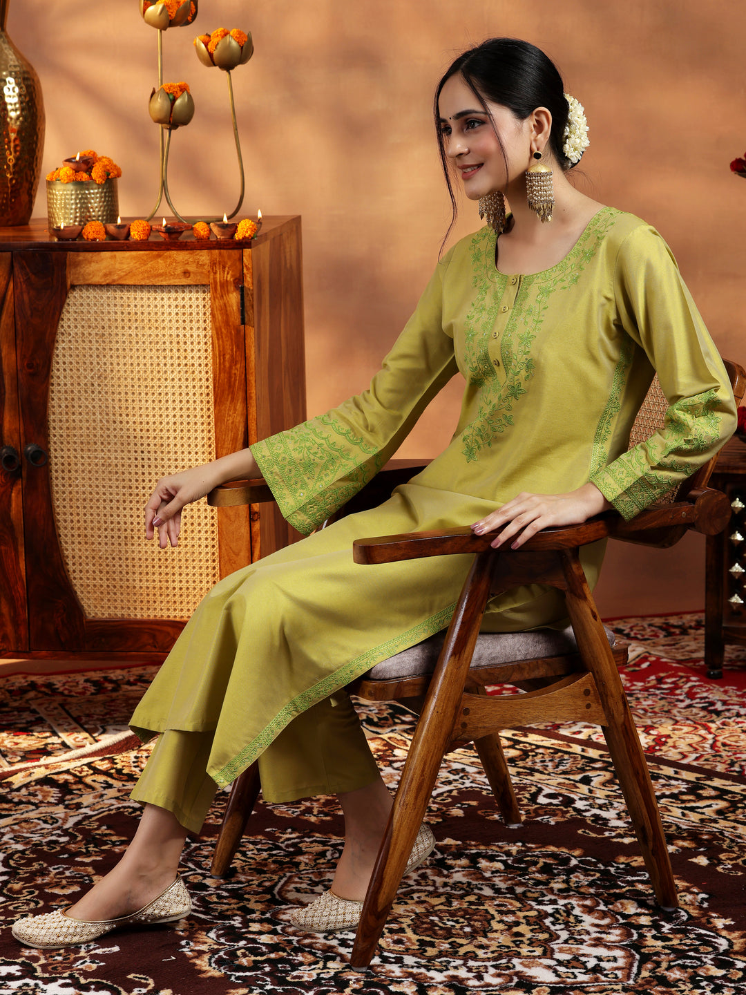  Green Embroidered Silk Blend Straight Kurta Set 