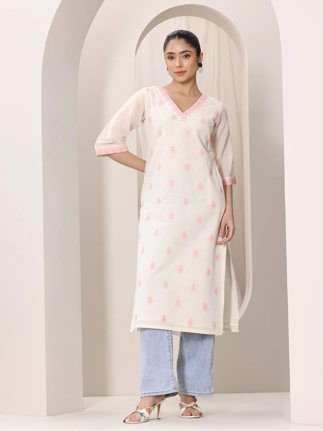  Off white Embroidered Cotton Straight Kurta 