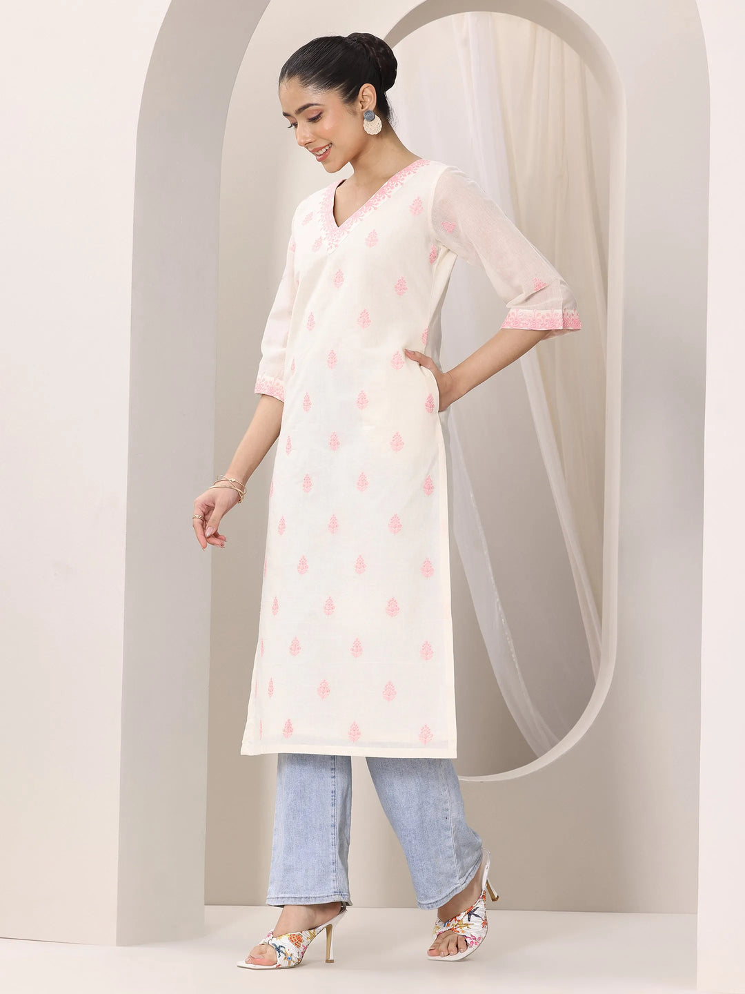  Off white Embroidered Cotton Straight Kurta 