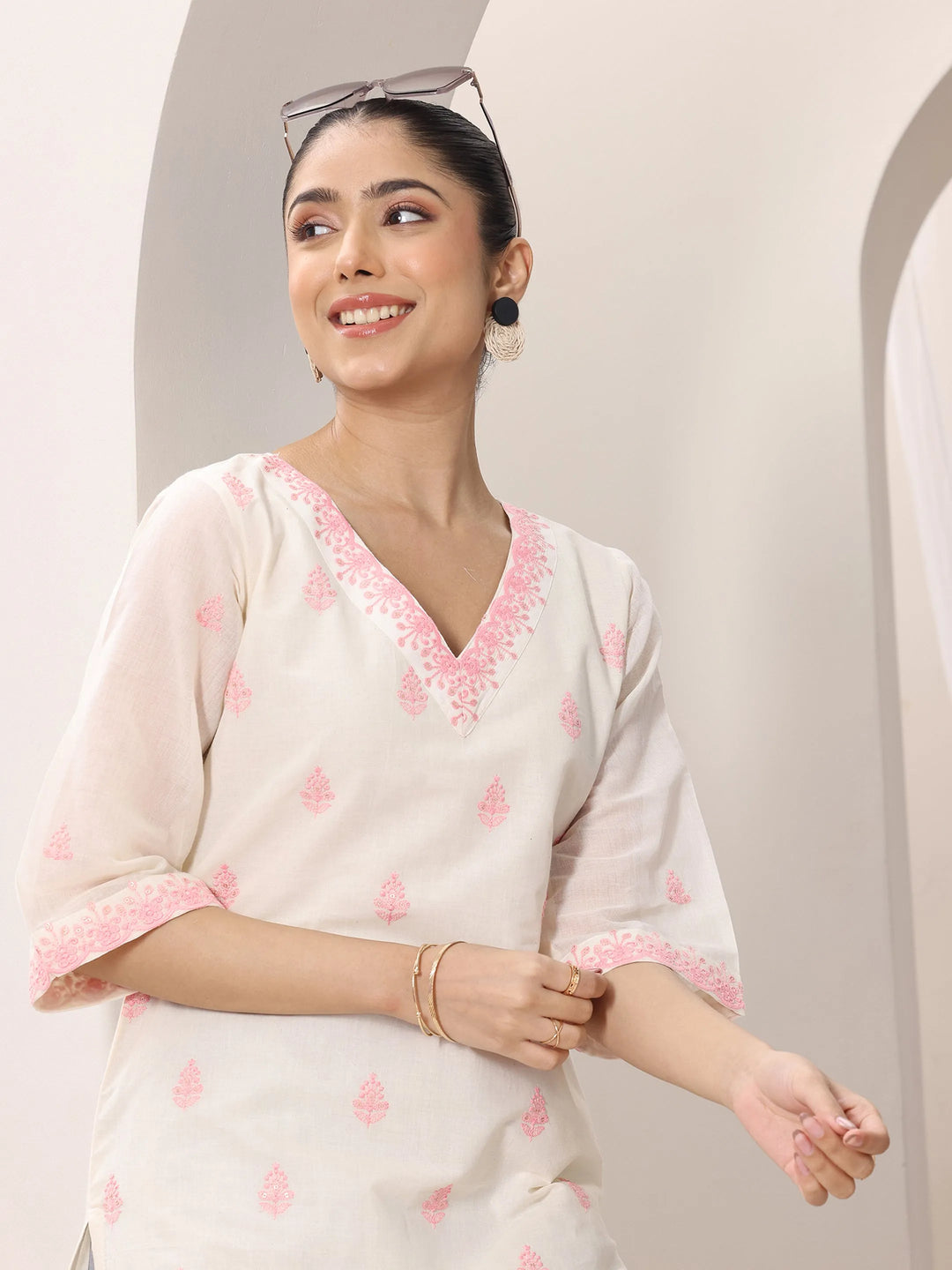  Off white Embroidered Cotton Straight Kurta 