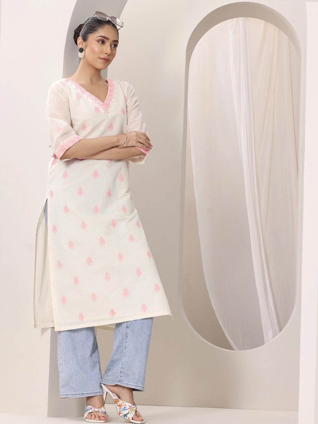  Off white Embroidered Cotton Straight Kurta 