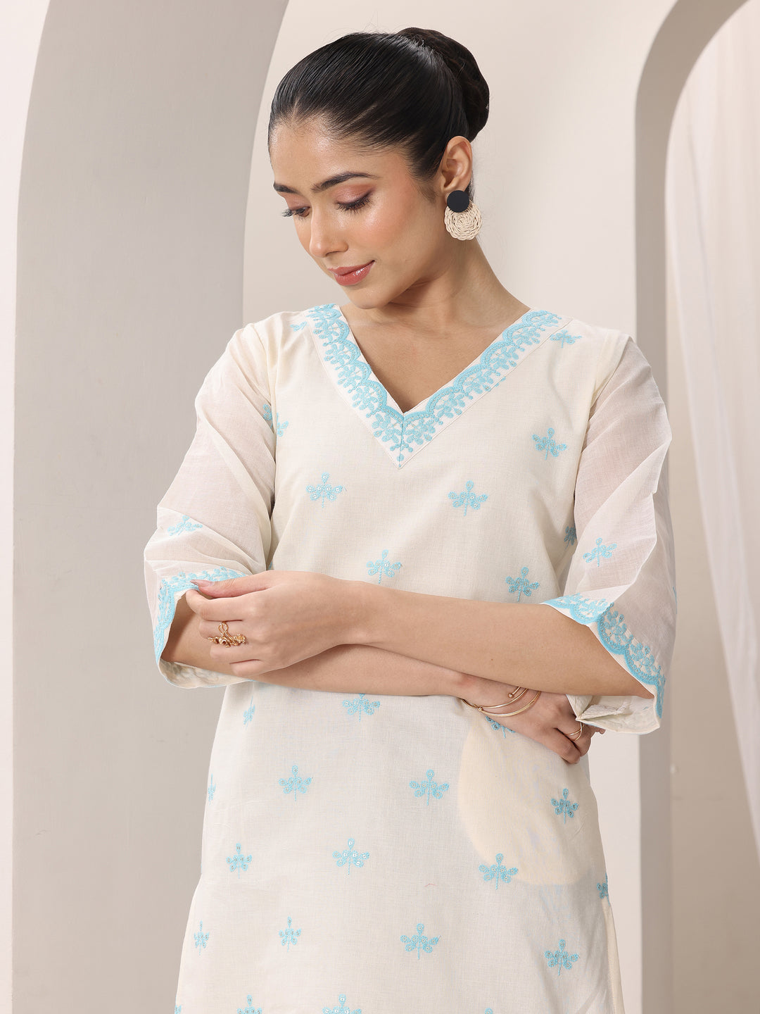  Off white Embroidered Cotton Straight Kurta 