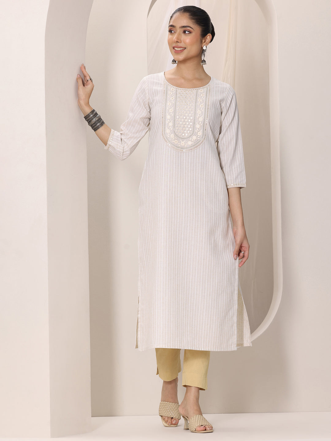  Off white Yoke Design Cotton Blend Straight Kurta 