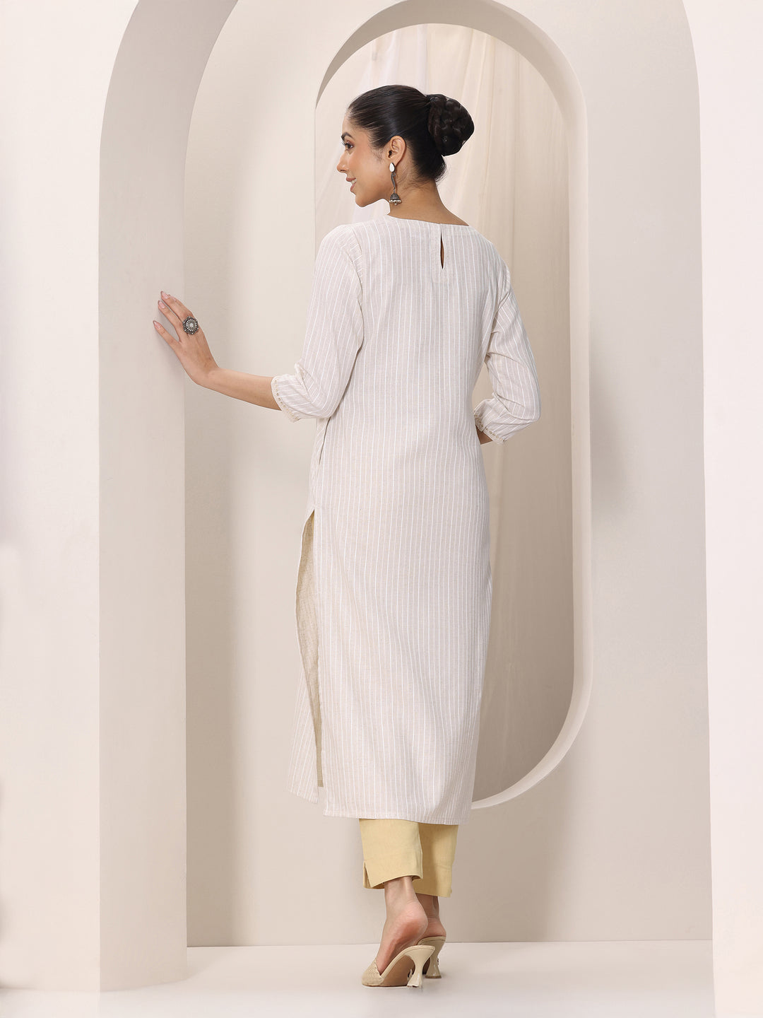  Off white Yoke Design Cotton Blend Straight Kurta 