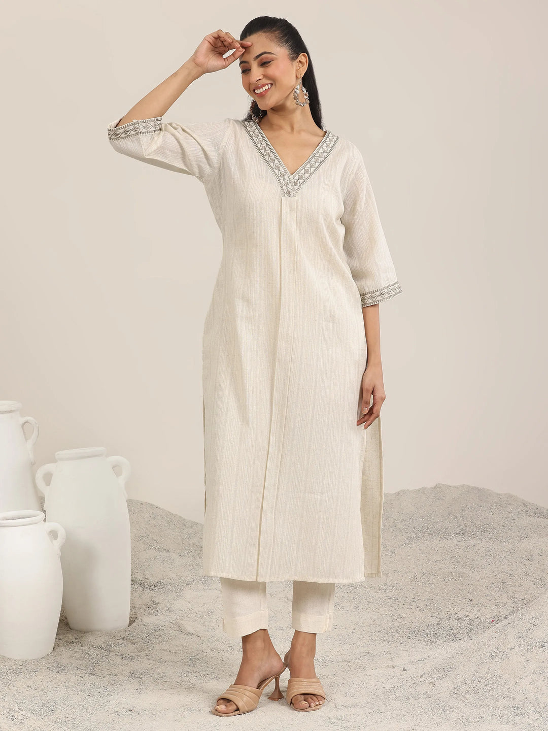  Off white Solid Cotton Blend Straight Kurta 