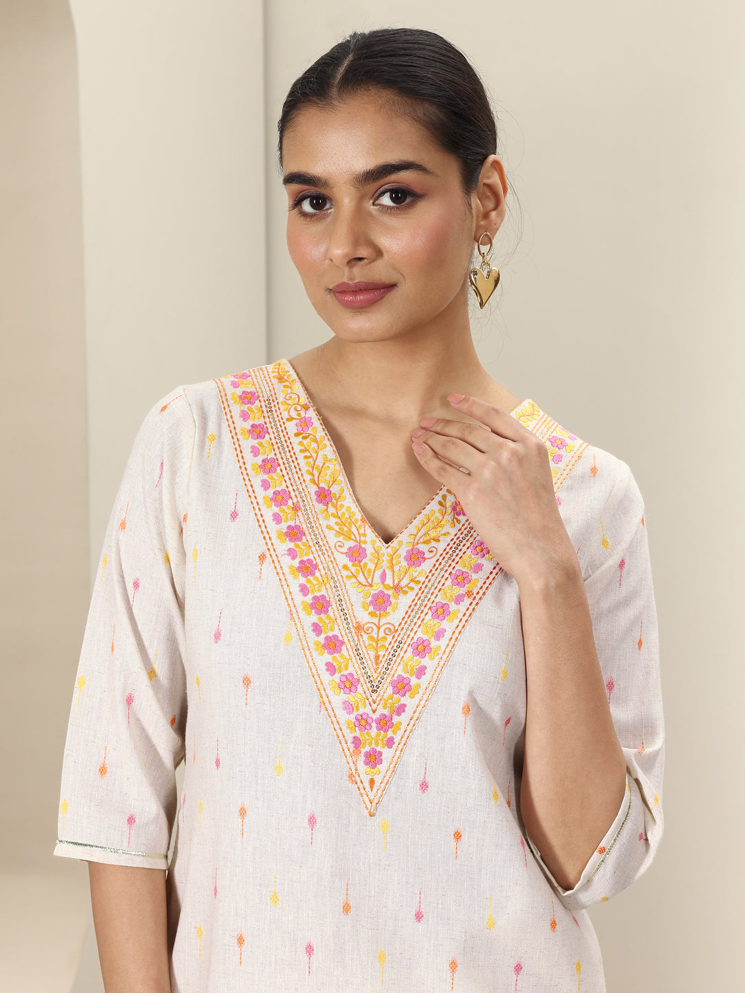  Off White Embroidered Cotton Straight Kurta 