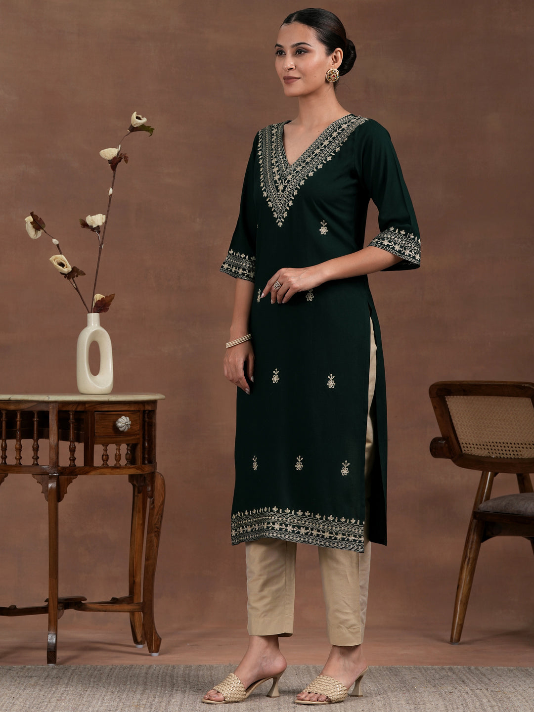  Green Embroidered Rayon Straight Kurta 