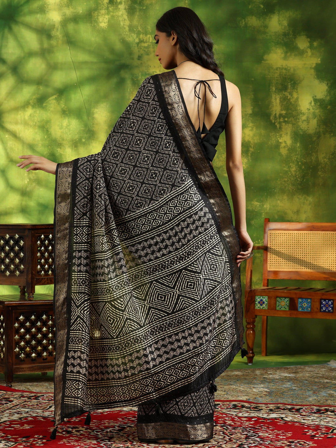 Black Printed Silk Blend Saree With Unstitched Blouse Piece - Libas