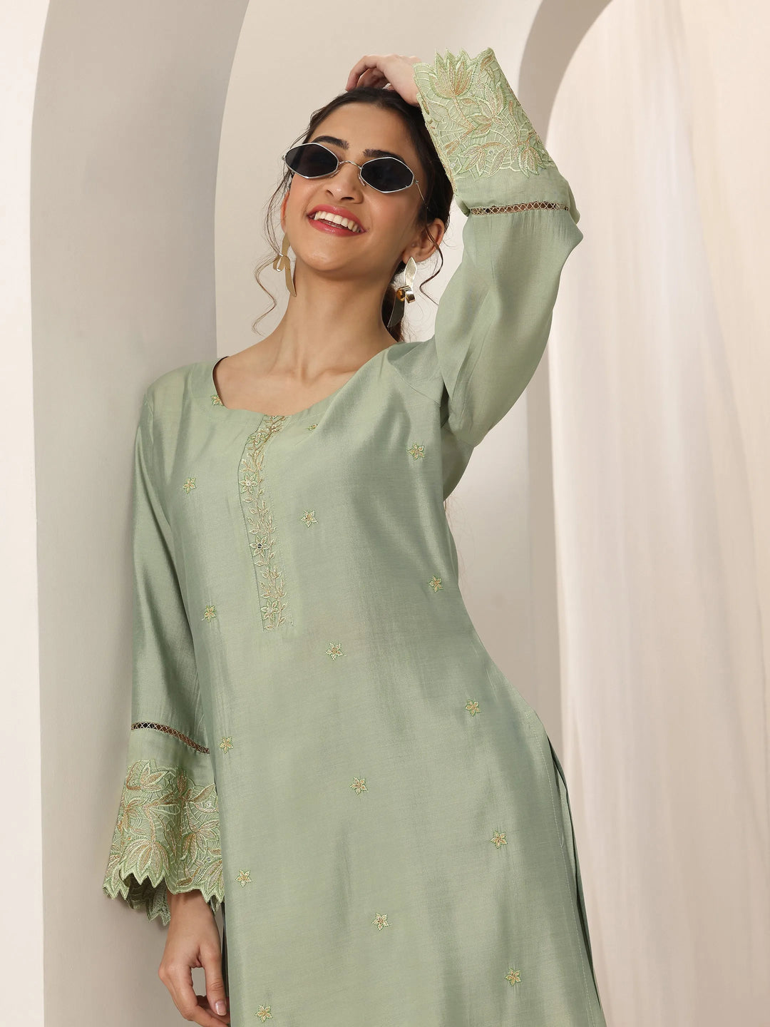  Green Embroidered Silk Blend Straight Kurta Set 