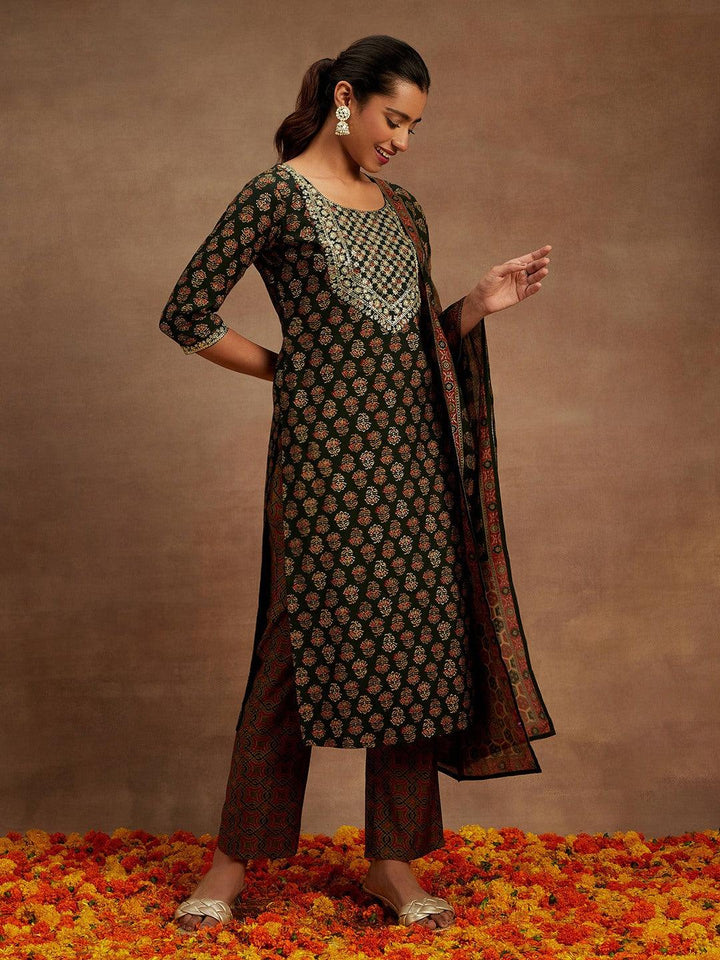 Green Printed Silk Blend Straight Kurta With Trousers & Dupatta - Libas